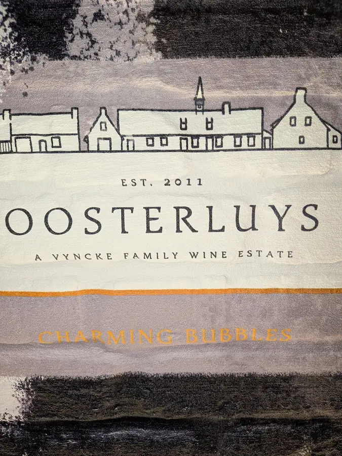 Detail: het etiket op de fles, scherp leesbaar op de stenen